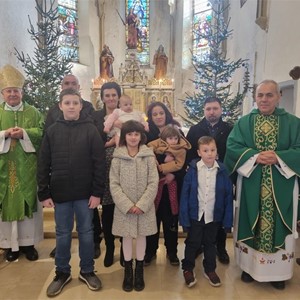 Biskup Gorski krstio Luciju, peto dijete obitelji Dujan